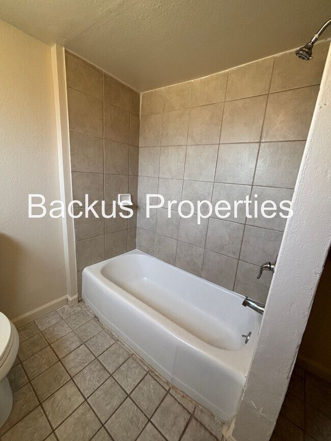 Building Photo - 516 James St