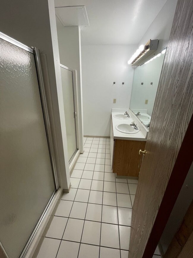 Building Photo - 194 E 14th Ave