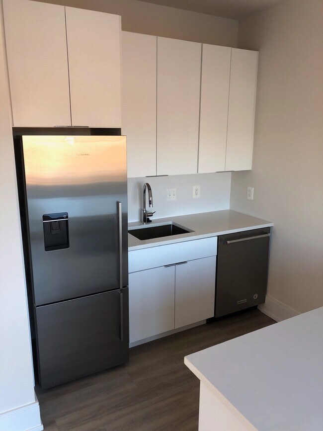 Building Photo - Luxe Apartment with Parking