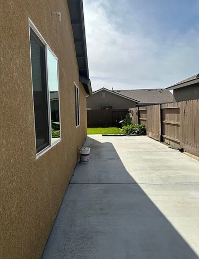 Building Photo - New 3 bedrooms 2 bath home move in ready