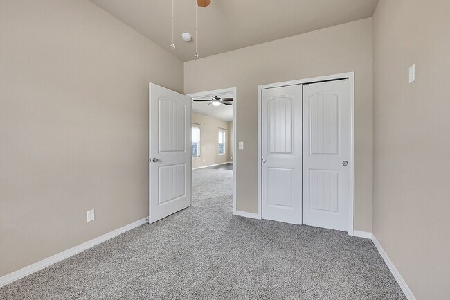 Building Photo - $2,940.95, $300.00 off the first month's rent, 6 Bedrooms, 3 Bathrooms, Single Family Home in Col...