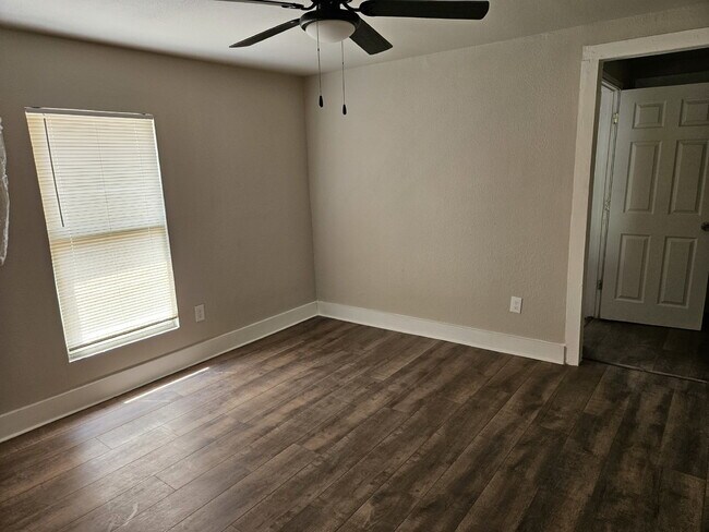 Building Photo - Large one bed/one bath duplex for rent