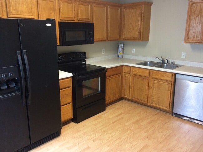 Building Photo - MUST SEE CHARMING HOME!