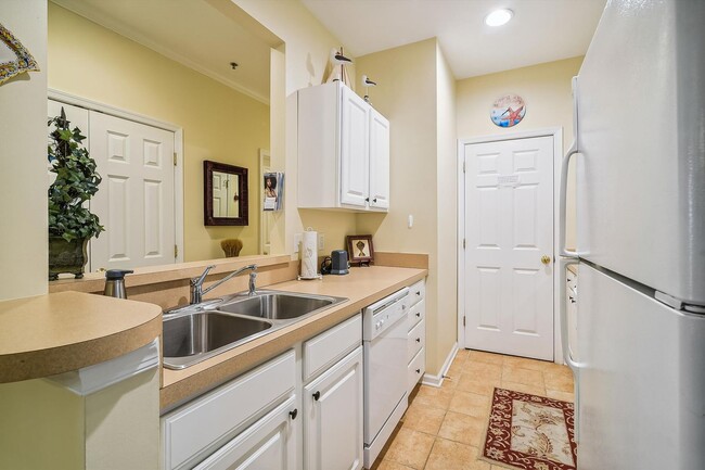 Building Photo - Enjoy coastal living in this Rehoboth Beach apartment, perfectly situated near the boardwalk, bea...