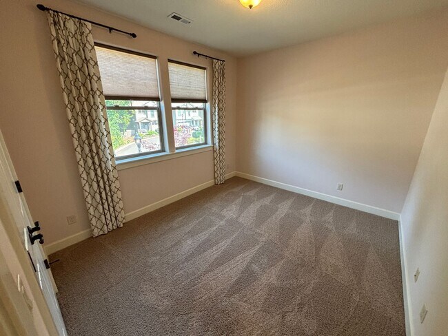 Building Photo - Beautiful Home in the Copper Creek Subdivi...