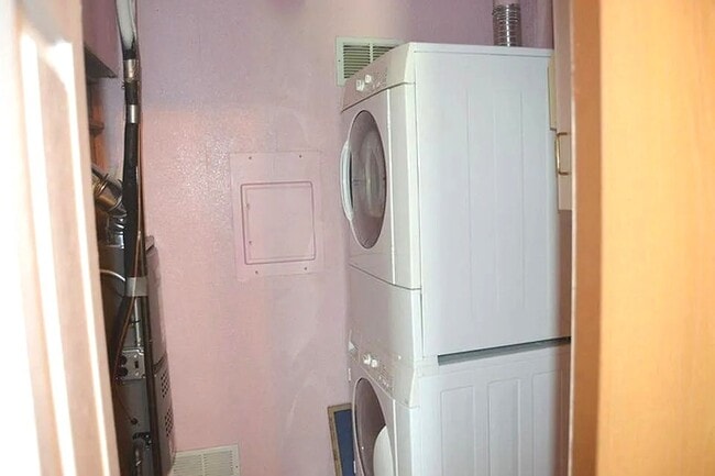 Building Photo - 877 Cross Creek Dr W