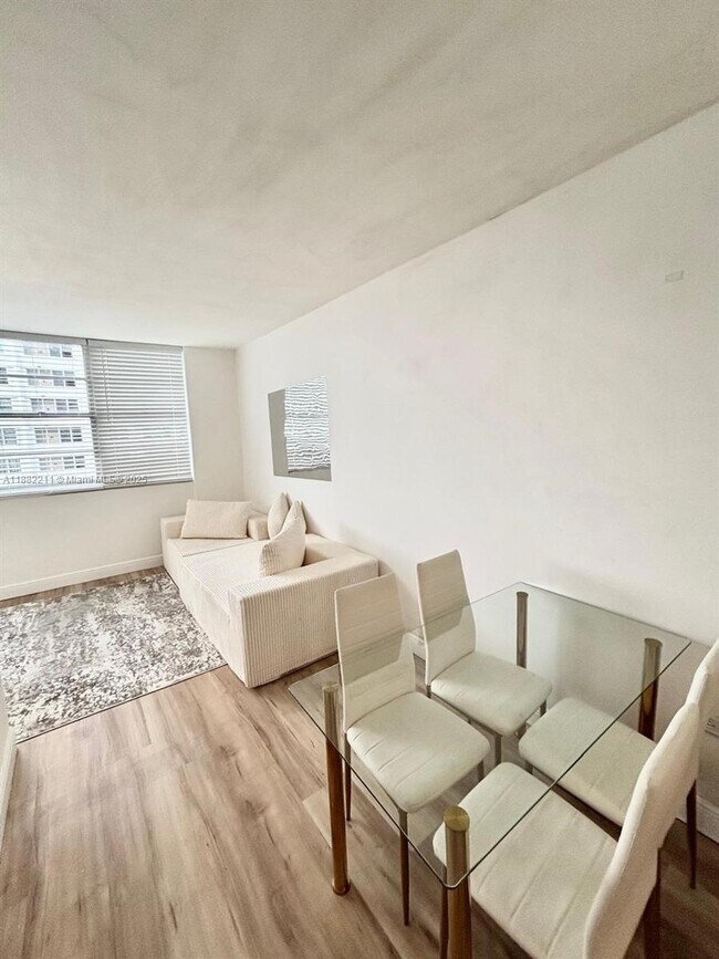 Building Photo - 801 Brickell Bay Dr
