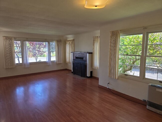 Building Photo - Spacious 4-bedroom family home features ga...
