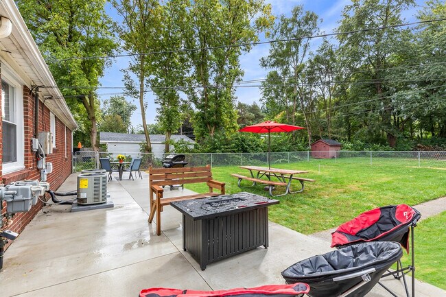 Building Photo - 8254 Mary Ann Ave