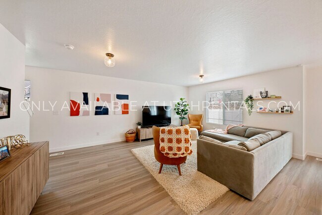 Building Photo - 341 N Angus Dr