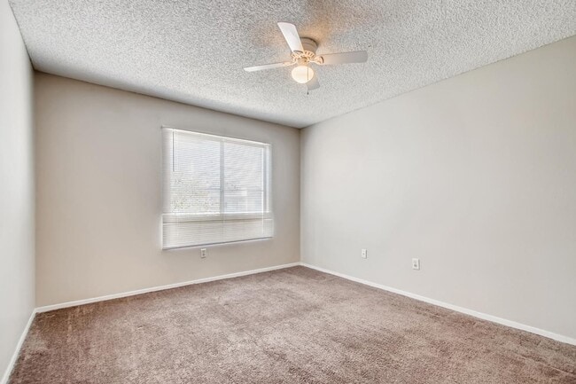 Building Photo - Near Summerlin, Gated Community w/ tons of amenities - Amazing Condo!