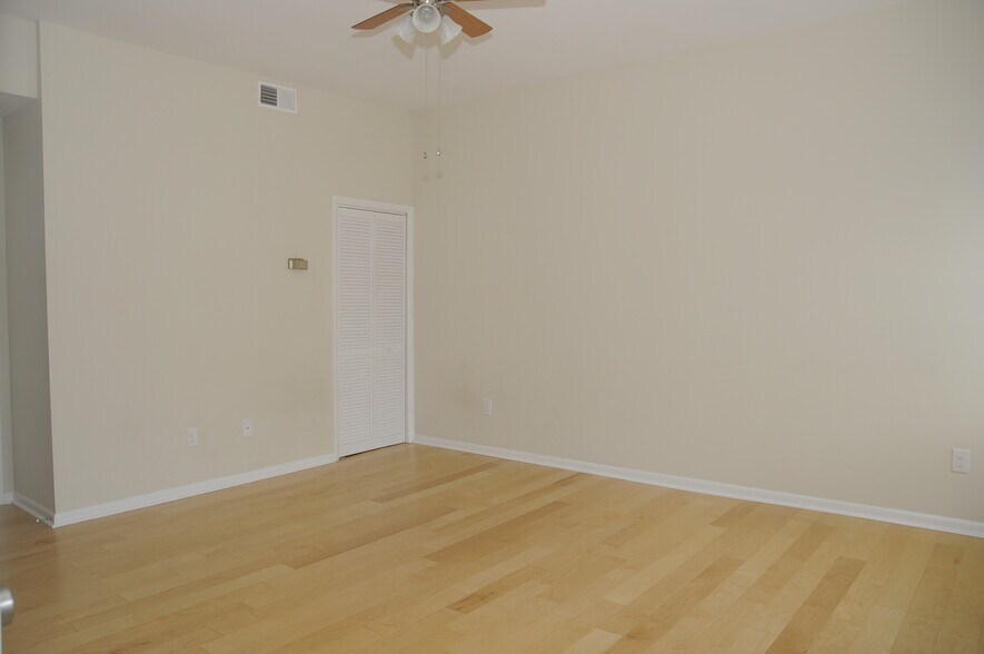 Building Photo - 115 College Pl