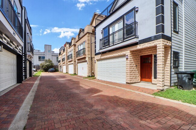 Building Photo - 3045 Clinton Dr