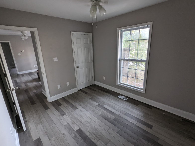 Building Photo - 5621 Button St