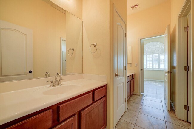 Building Photo - AVAILABLE NOW IN SHAMROCK ESTATES GILBERT!!!