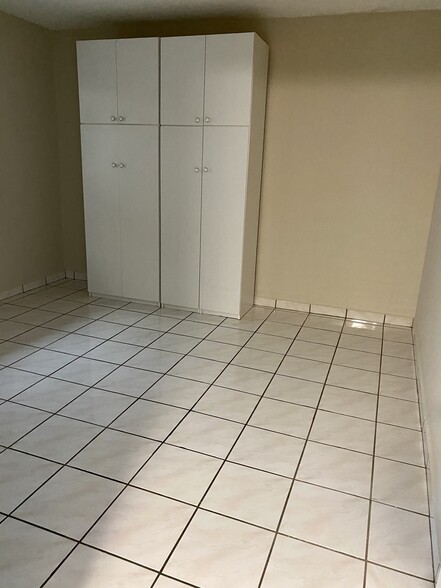 2nd room - 1750 W 46th St