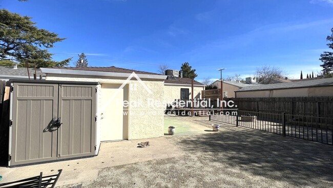 Building Photo - Charming 2bd/1ba House with Garage near UC...