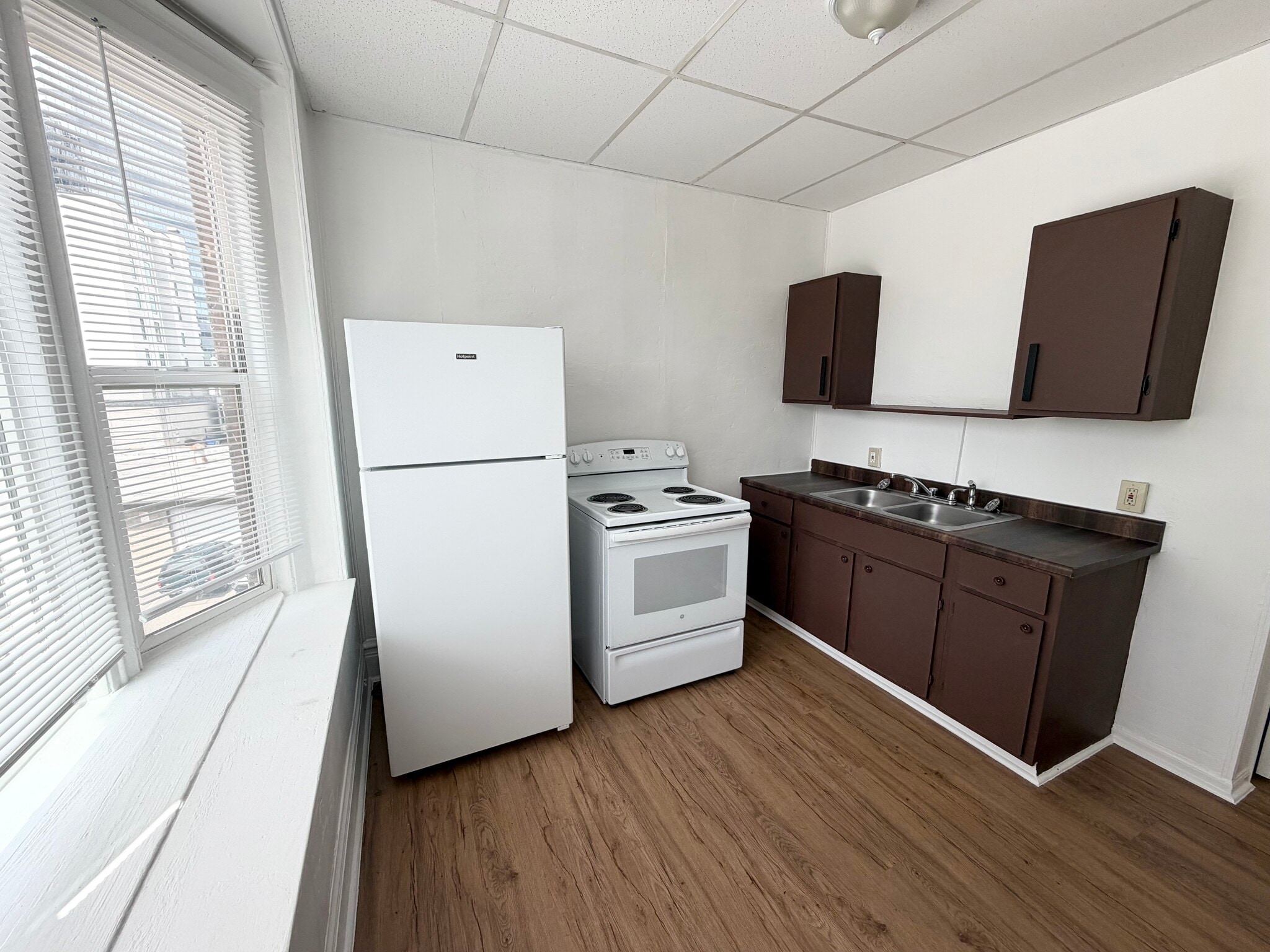 Building Photo - 251 E Broadway