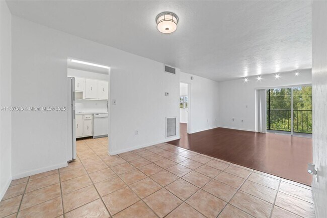 Building Photo - 2640 NE 135th St