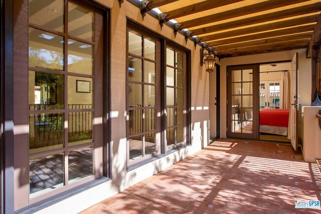 Building Photo - 443 Villaggio N