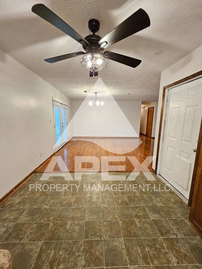 Building Photo - Stunning 3 Bd/2Ba Single Family Home with 2-Car Garage in the heart of Halls!