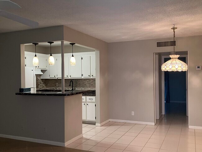 Building Photo - 32 Salisbury B
