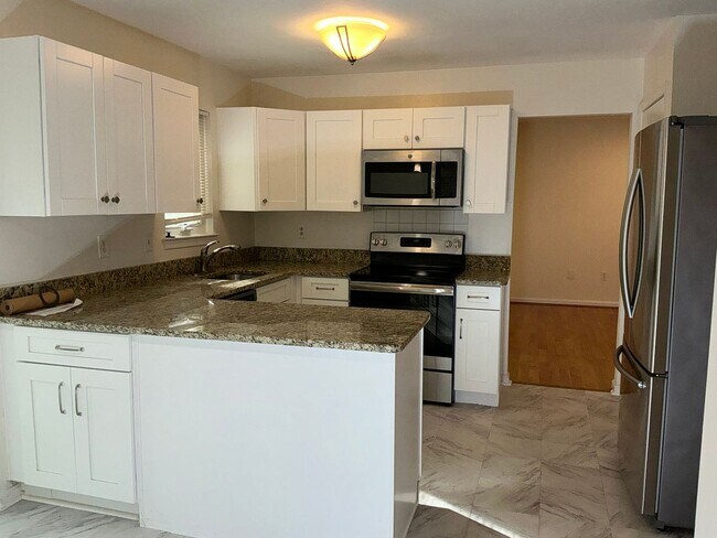 Building Photo - Very well maintained 4BR 2.5BA Colonial mo...