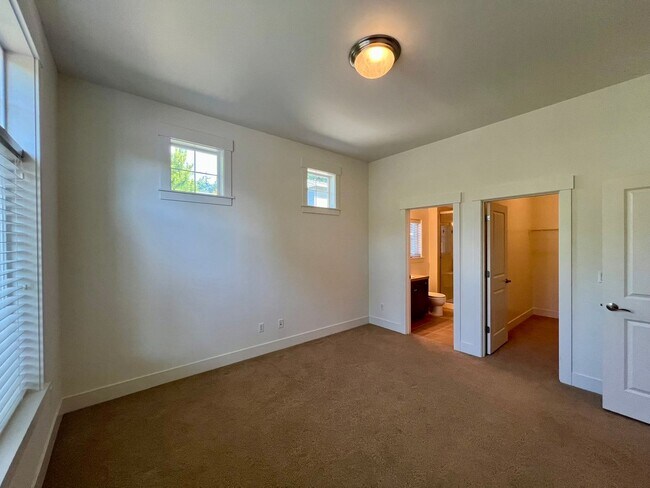 Building Photo - PENDING APPLICATION; Spacious Home on Golf Course  - All Bedrooms En Suite