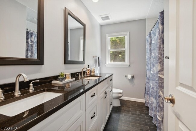 Building Photo - 204 Deerfield Ln