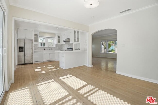 Building Photo - 2317 Veteran Ave