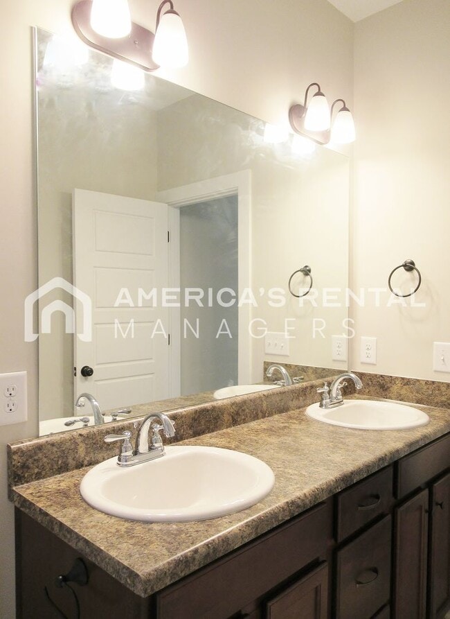 Building Photo - DEPOSIT PENDING! Beautiful Town Home with Garage in Chelsea... Available to View Now!!!