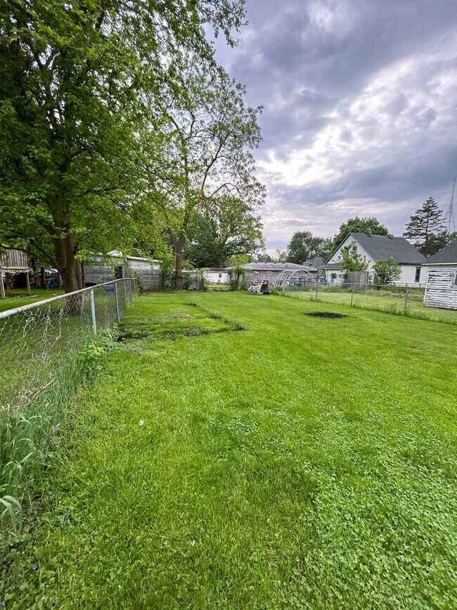 Building Photo - 904 S Chippewa Ave