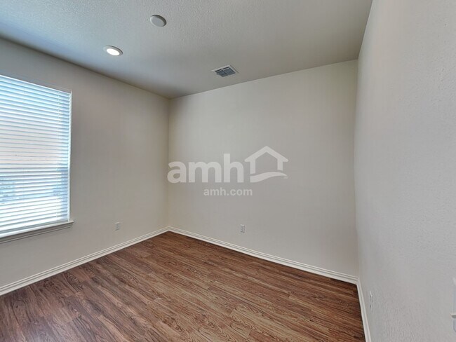 Building Photo - 2725 Wolfcreek