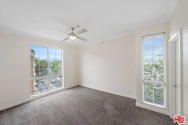 Building Photo - 585 N Rossmore Ave