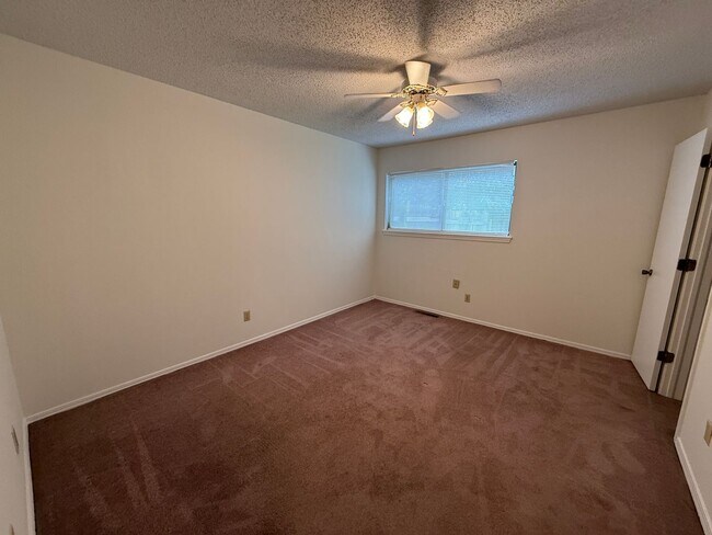 Building Photo - 3 Bedroom Duplex: One bed Downstairs, 2 large bedrooms upstairs