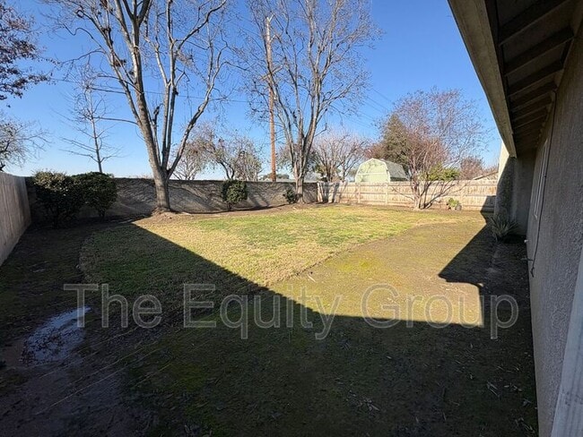 Building Photo - 905 S Laguna St