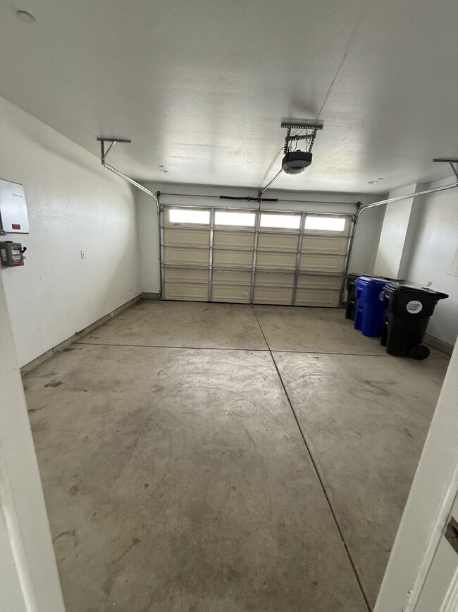 Building Photo - New Gas Range & Refrigerator.  Spacious rooms, private yard and RV parking.  Must see - Won't las...