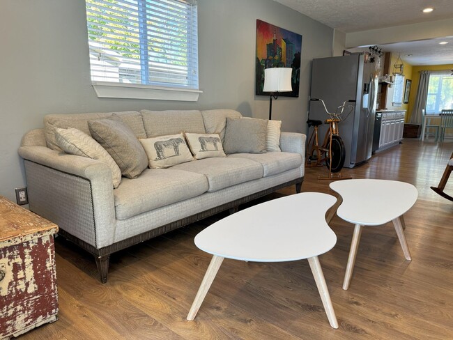 Building Photo - Fully Furnished - Long Term - Adorable Cab...