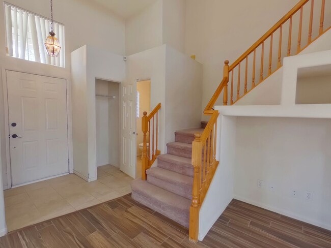 Building Photo - 3 Bedroom/2.5 bath - SFR Available August ...