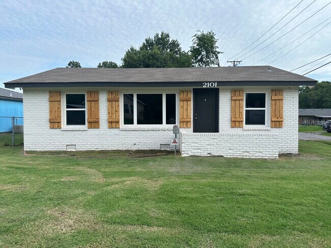 Primary Photo - 2101 Robison St