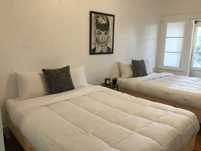 Queen size bed and twin bed - 2005 N Beachwood Dr