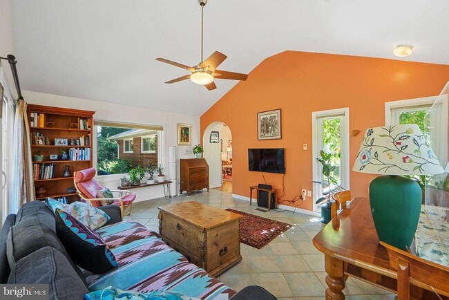 Building Photo - 5929 Avon Dr