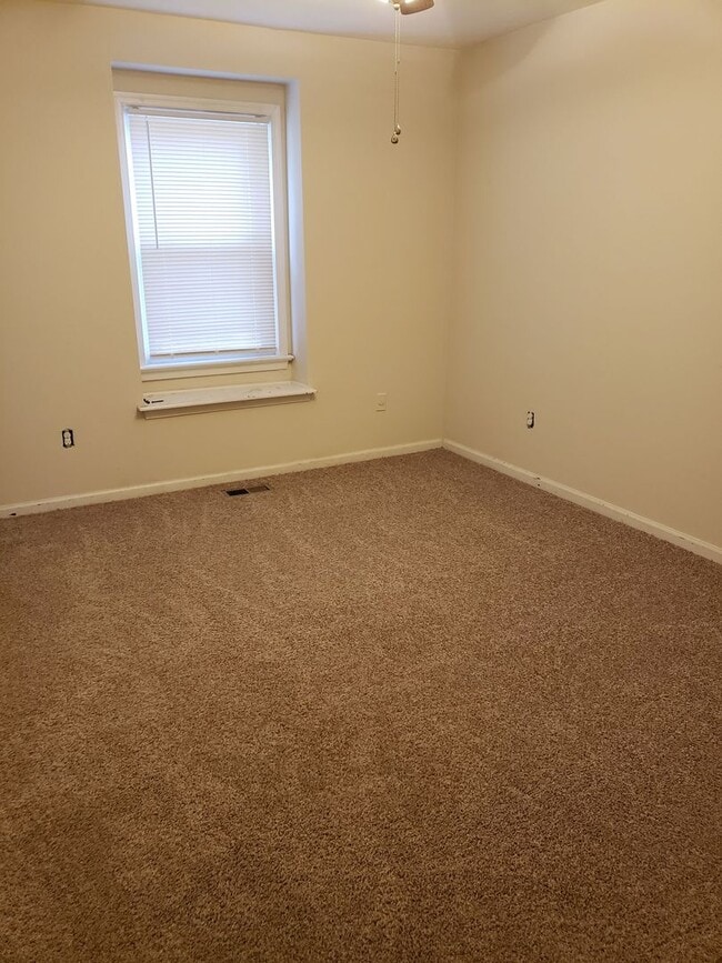 Building Photo - Lovely 3 bedroom Townhouse Available