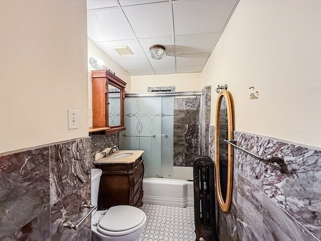 Building Photo - 120 Gladstone St