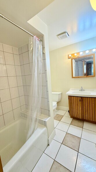 Building Photo - 5843 W Warwick Ave