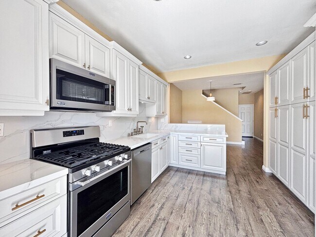 Building Photo - Modern 4BD/3BA Townhouse in San Miguel Ran...