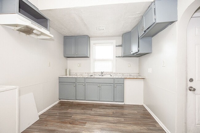 Building Photo - 5 BED 2 BATH BEAUTIFUL SINGLE FAMILY HOME ...