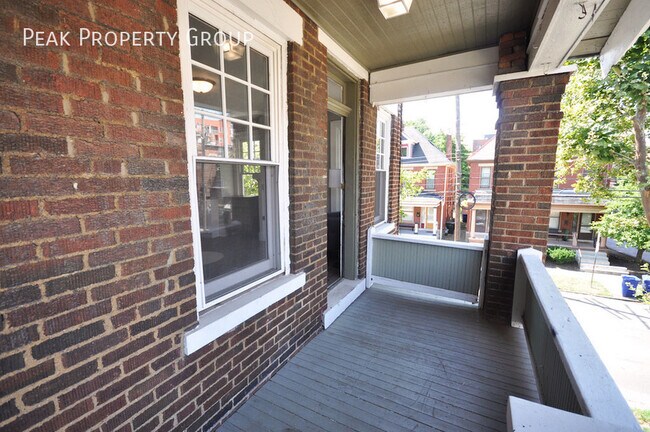 Building Photo - Available Now! Located in the Short North!...