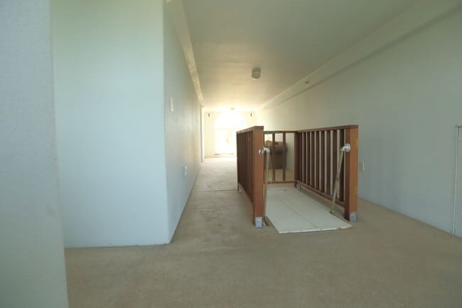 Building Photo - Spacious upper 3-bedroom unit with 2 full ...