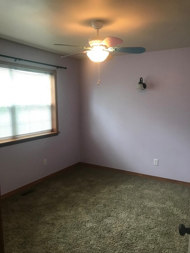 Building Photo - Spacious 4 Bedroom 2.5 Bath Home in River Rock